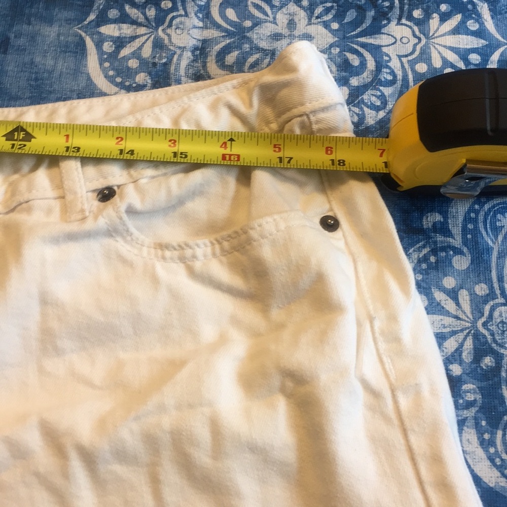 I ♥️ Ronson white shorts - Picture 8 of 10